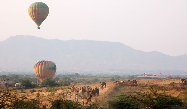 The best way to drink in Rajasthani views? By hot air balloon, of course © Bijoliane/Flickr