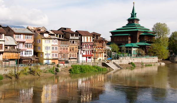 shah_hamadan_mosque__srinagar___tappasan_phurisamrit__shutterstock-com