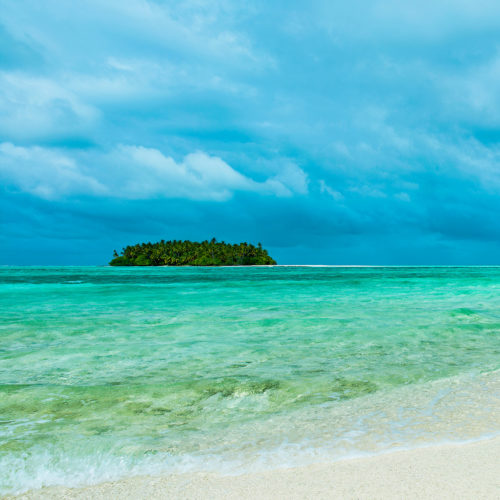 maalifufushi-by-como-beach-with-clear-water