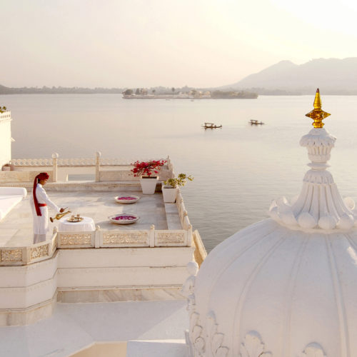 taj-lake-palace-man-pouring